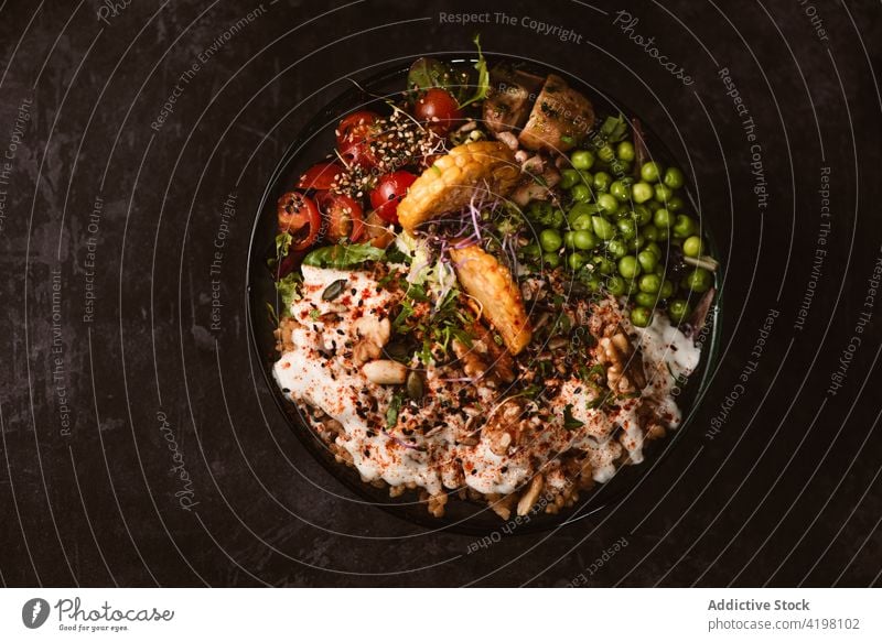 Leckeres vegetarisches Gericht mit verschiedenen Gemüsesorten und Pilzen Speise Vegetarier Asiatische Küche Mahlzeit Abendessen Mittagessen Speisekarte sortiert