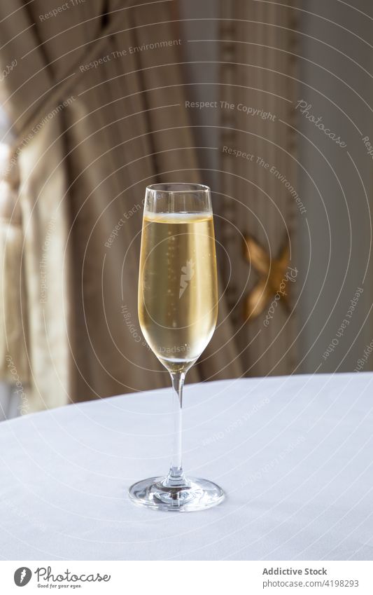Ein Glas Champagner auf dem Tisch im Restaurant Wein Alkohol elegant Getränk Kristalle Weinglas feiern dienen Glaswaren Reichtum Veranstaltung Tageslicht