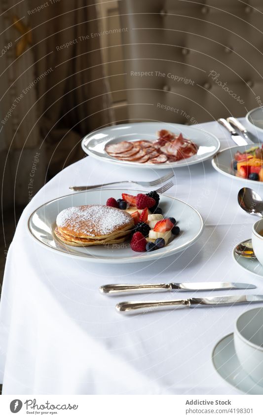 Servierter Tisch mit verschiedenen Speisen und Getränken in einem stilvollen Restaurant Tabelleneinstellung Saft Frühstück Lebensmittel Mahlzeit lecker elegant