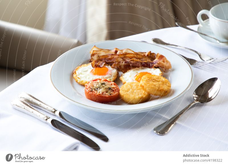 Leckeres Frühstück mit Spiegeleiern und Kaffee am Tisch im Restaurant serviert Ei Speck Mozzarella Tomate gebraten geschmackvoll Ernährung Gastronomie Mahlzeit