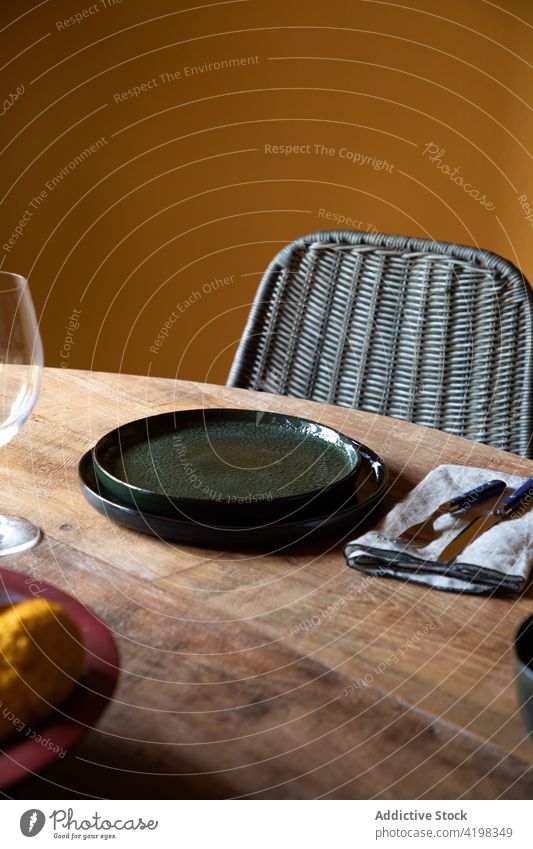 Servierter Tisch mit Tellern und Besteck auf Serviette Tabelleneinstellung Stil Restaurant Weinglas Keramik Rezeption Geschirr Utensil elegant Speise Messer