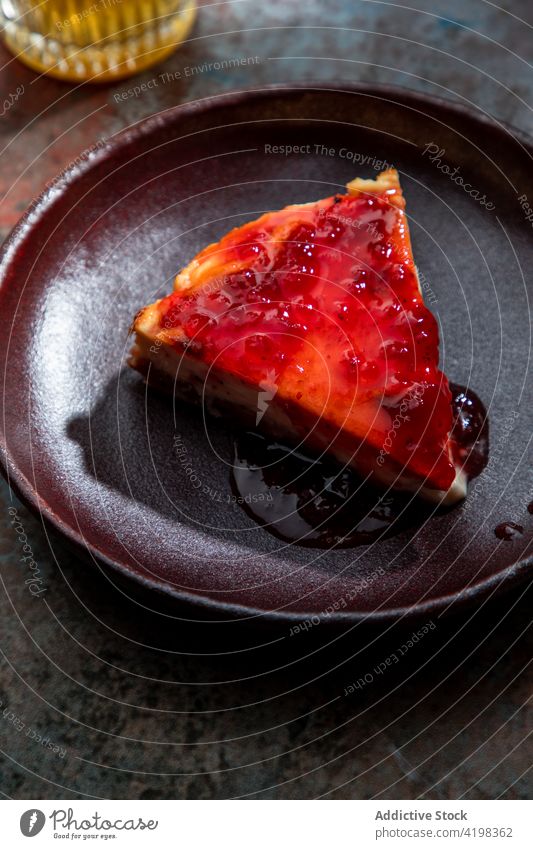 Leckeres Dessert auf einem Teller mit einem Glas Tee serviert Pasteten gebacken Spielfigur Portion geschnitten süß Restaurant Eis Lebensmittel Mahlzeit