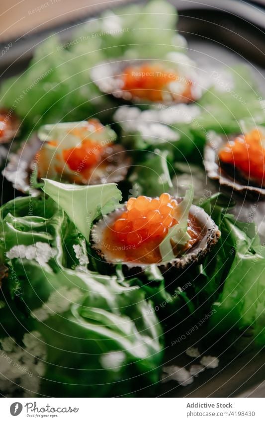 Austernset mit Lachskaviar im Restaurant Panzer Seegras Salz Exquisit Meeresfrüchte Feinkostladen Feinschmecker marin exotisch Muschel lecker Delikatesse frisch