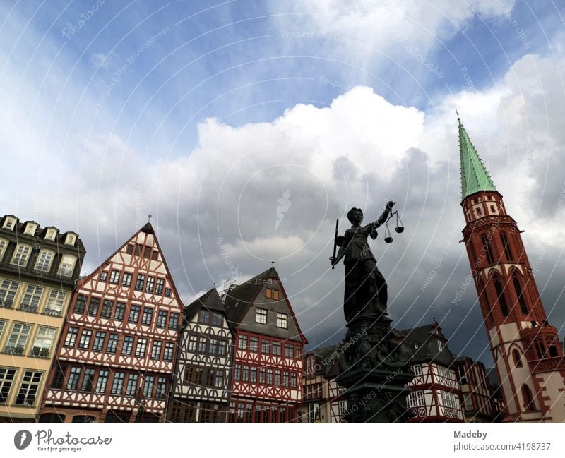 Der Gerechtigkeitsbrunnen oder Justititiabrunnen auf dem Römerberg mit Fachwerkhäusern der Altstadt und Kirchturm in Frankfurt am Main in Hessen Justitiabrunnen