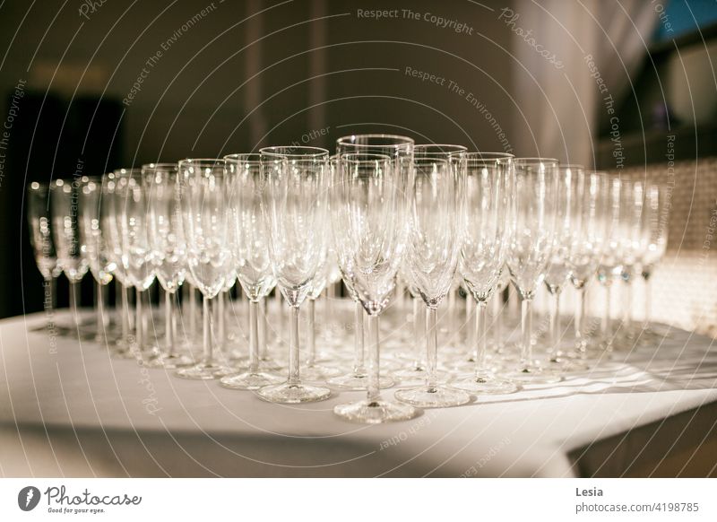 Schöne Gläser. Brille viele Restaurant Glas Gerichte durchsichtig dünn Kristalle Glas auf einem Bein Büffet Hochzeitsutensilien Hochzeitsstimmung
