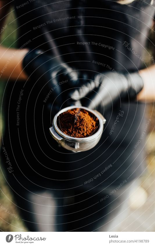 Gemahlener Kaffee. Boden in Körnern duftig schwarzer Kaffee Kaffeesatz arabica Café gemahlener Kaffee Kaffeebohnen heißer Kaffee Espresso Kaffee in den Händen