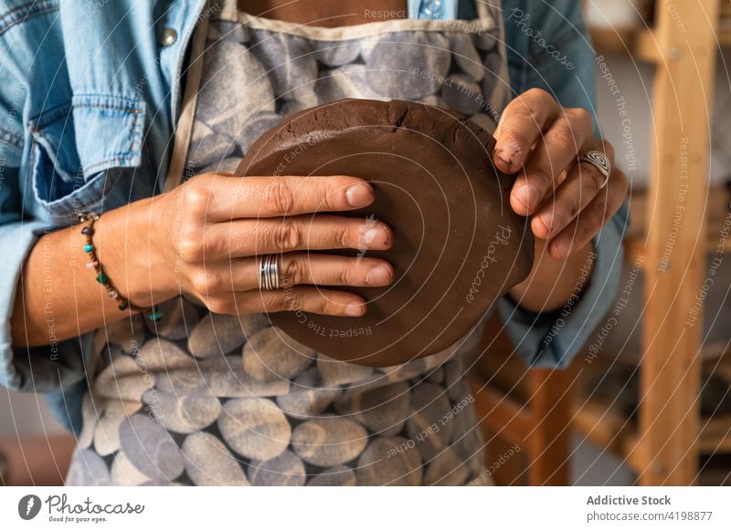 Gesichtsloser Mann bei der Herstellung von Tonprodukten in einer Werkstatt Töpferwaren Arbeit Kunstgewerbler Tonwaren handgefertigt Handwerk Schimmelpilze