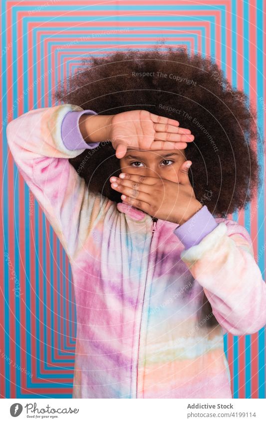 Schwarzes Mädchen zeigt Einrahmungsgesten im Studio Rahmen gestikulieren Hand Symbol Zeichen Foto Vorstellungskraft Phantasie Teenager ethnisch schwarz