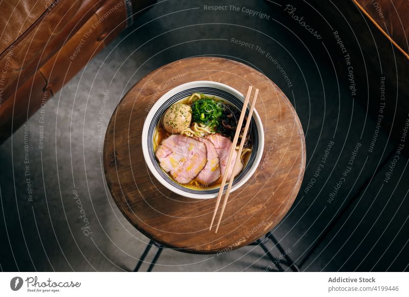 Ramen in Schüssel mit Stäbchen auf Tisch Suppe Schalen & Schüsseln Speise Essstäbchen Tradition Orientalisch Mahlzeit japanische Küche lecker geschmackvoll