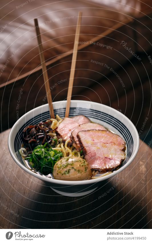 Ramen in Schüssel mit Stäbchen auf Tisch Suppe Schalen & Schüsseln Speise Essstäbchen Tradition Orientalisch Mahlzeit japanische Küche lecker geschmackvoll