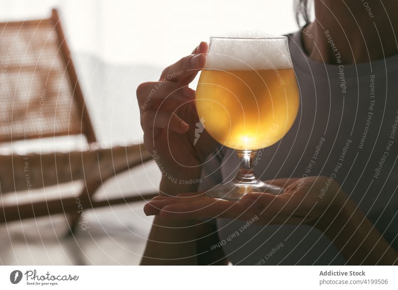 Anonyme Frau hält ein Glas Bier trinken Alkohol Alkoholsucht heimwärts Getränk blond golden liquide Gesundheit sich[Akk] entspannen kalt Wellness Energie passen