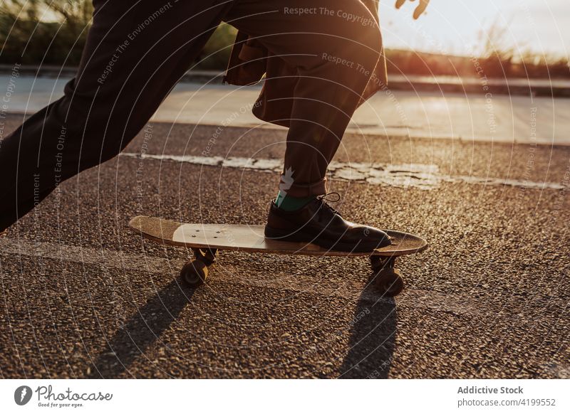 Unbekannter Skater auf asphaltierter Straße Mann Mitfahrgelegenheit Asphalt Skateboard Landschaft ländlich Natur Hobby Subkultur üben Fähigkeit männlich Energie