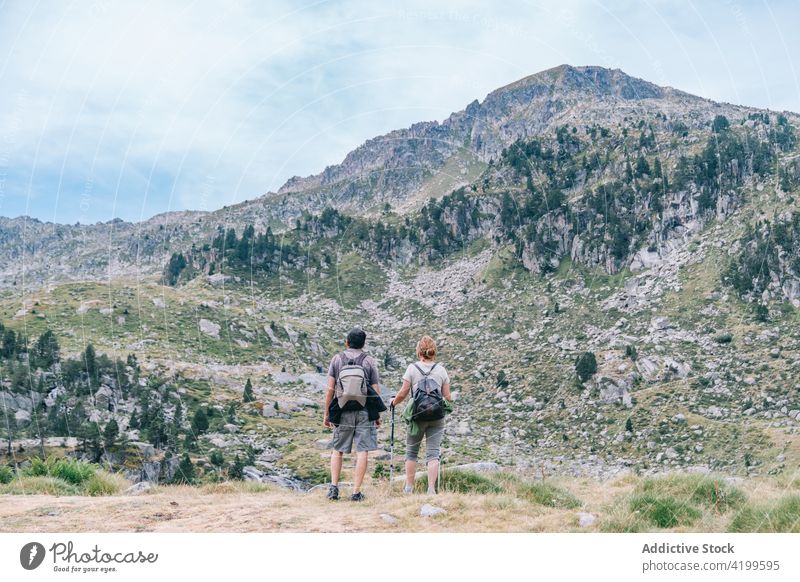 Unbekanntes Wandererpaar beim Trekking in den Bergen schlendern Weg Urlaub Route Natur Ausflug Mast Sommer Zusammensein Partner rau reisen Backpacker Tourismus
