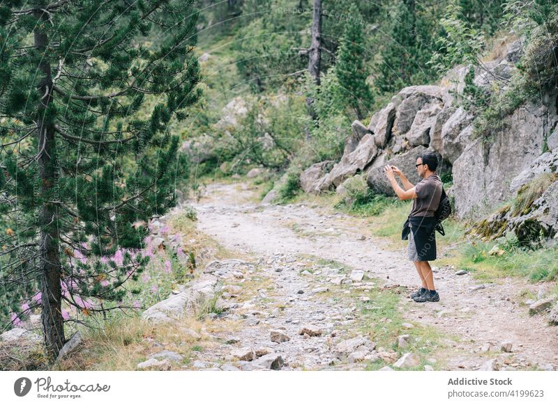 Rucksacktourist, der die Landschaft mit seinem Smartphone fotografiert Trekker fotografieren Bildschirm Urlaub erkunden Moment Gedächtnis Mann benutzend