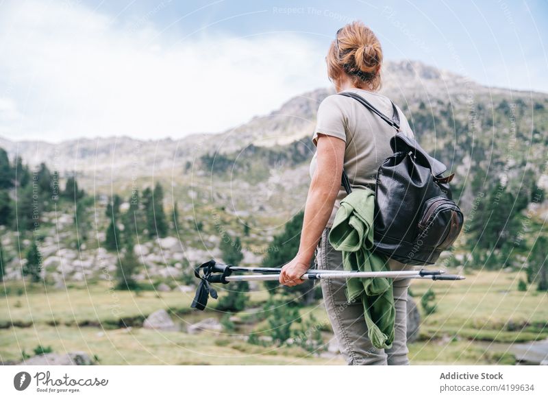 Unbekannte Frau mit Wanderstöcken im malerischen Hochland Stangengehen Freiheit aufgeregt Trekking erreichen Vitalität Mast gewinnen Bergsteiger Rudatal