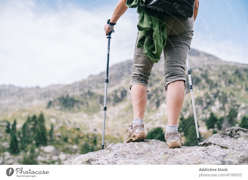 Unbekannte Frau mit Wanderstöcken im malerischen Hochland Stangengehen Freiheit aufgeregt Trekking erreichen Vitalität Mast gewinnen Bergsteiger Rudatal