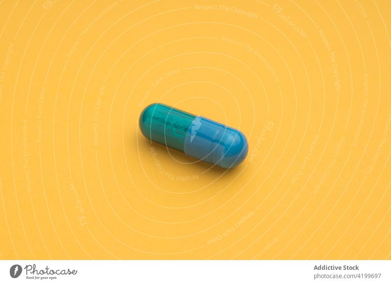 Kunststoffkapsel eines Medikaments zur Behandlung Kapsel Pharma Leckerbissen Pflege Dosis heilen Verschreibung Konzept Chemie Studioaufnahme farbenfroh