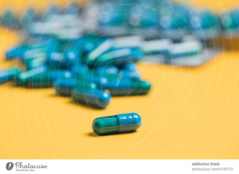 Blister mit Kapseln zur Behandlung von Krankheiten Pharma Gesundheitswesen farbenfroh Lösung Unterstützung Erleichterung Tablette heilen Apotheke medizinisch