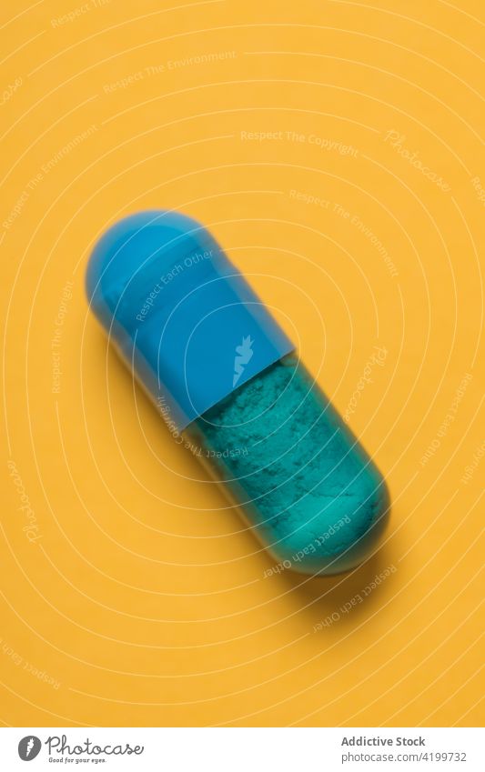 Kunststoffkapsel eines Medikaments zur Behandlung Kapsel Pharma Leckerbissen Pflege Dosis heilen Verschreibung Konzept Chemie Studioaufnahme farbenfroh