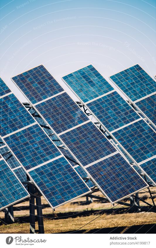 Sonnenkollektoren vor bewölktem Himmel solar Paneele Kraft Station reflektierend Photovoltaik wolkenlos sonnig Feld Zellen tagsüber Energie Elektrizität