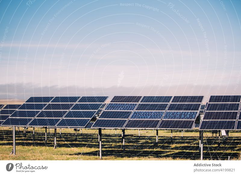 Sonnenkollektoren vor bewölktem Himmel solar Paneele Kraft Station reflektierend Photovoltaik wolkenlos sonnig Feld Zellen tagsüber Energie Elektrizität