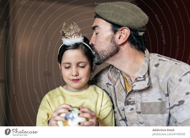 Liebevoller Vater küsst seine Tochter zum Abschied vor dem Militärdienst Soldat Armee Kuss dienen Zusammensein sanft Streicheln Mann Mädchen männlich Papa Kind