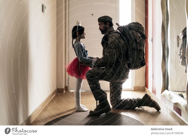 Vater verabschiedet sich von seiner Tochter vor dem Kriegseinsatz Soldat Militär zwängen Gefecht Munition Krieger wehren Armee Mann männlich Mädchen kämpferisch