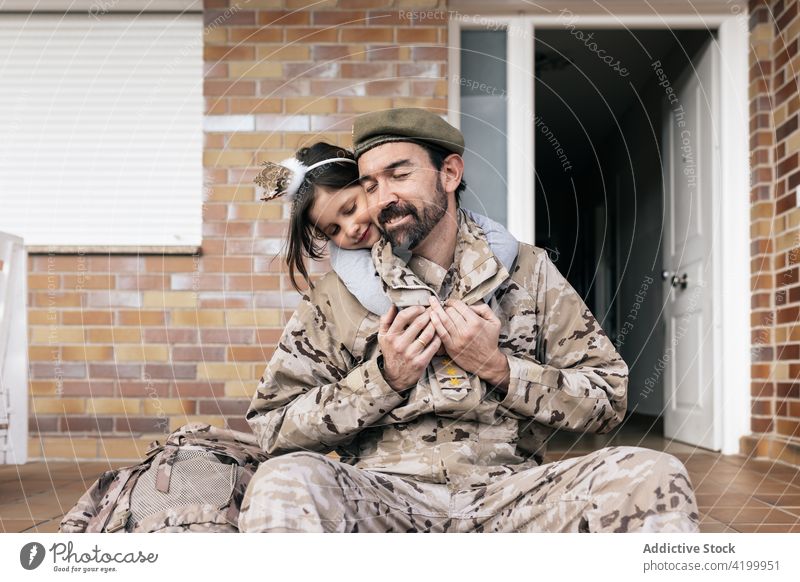 Mädchen umarmt Militärmann nach Heimkehr Tochter Vater Umarmung warten Soldat ankommen Liebe Kind Mann männlich Haus Uniform Eltern Zusammensein Kindheit