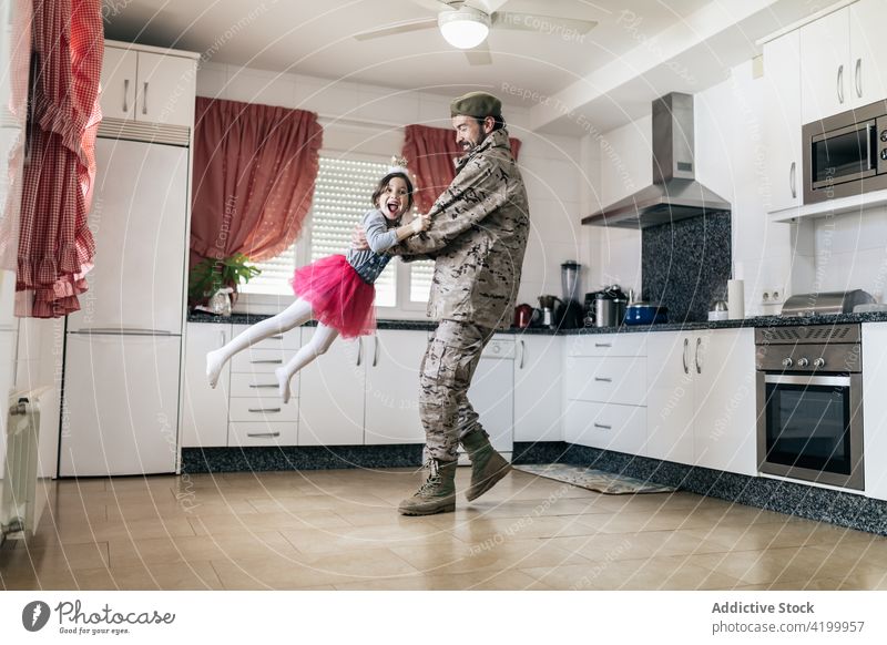 Militärmann spielt mit seiner Tochter in der Küche Vater spielen Kind Soldat Heimkehr werfen Zusammensein Mann männlich Mädchen Haus Partnerschaft Uniform