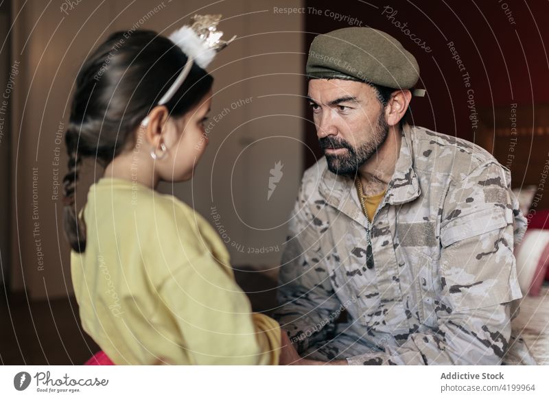 Soldat spricht mit seiner Tochter, bevor er in den Krieg zieht Vater reden Militär Händchenhalten wehren Patriotin Armee Mann Mädchen Uniform Sicherheit