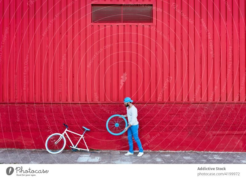 Mann repariert Fahrrad auf der Straße Reiter Radfahrer Großstadt männlich maskulin Hobby modern lässig urban Stadt Hipster Straßenbelag Zeitgenosse Verkehr