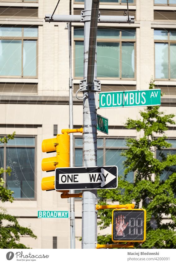 Columbus Avenue und Einbahnstraßenschilder in New York City, selektiver Fokus mit Gebäude im Hintergrund, USA. New York State Verkehr Zeichen einfache Fahrt