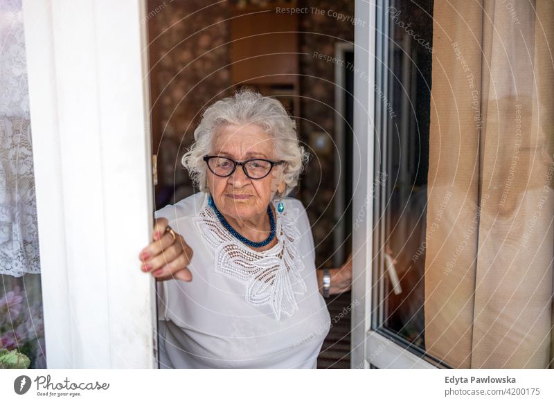 Porträt einer älteren Frau in ihrem Haus e people Senior reif lässig Kaukasier heimwärts alt Alterung häusliches Leben Großmutter Rentnerin Großeltern