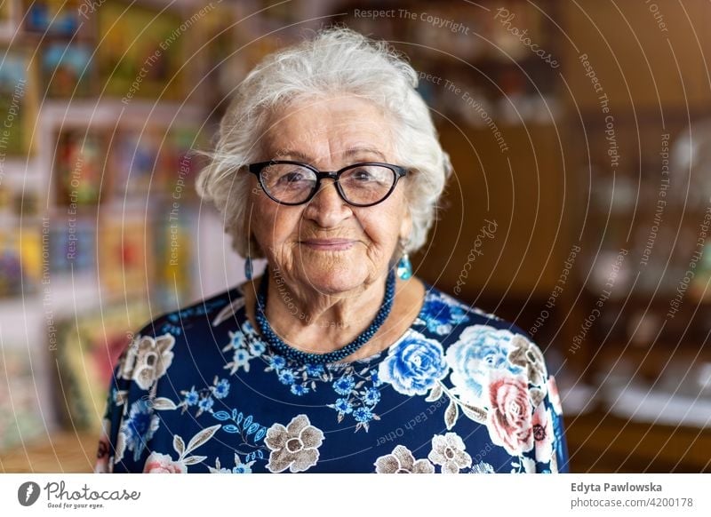 Porträt einer älteren Frau in ihrem Haus e people Senior reif lässig Kaukasier heimwärts alt Alterung häusliches Leben Großmutter Rentnerin Großeltern