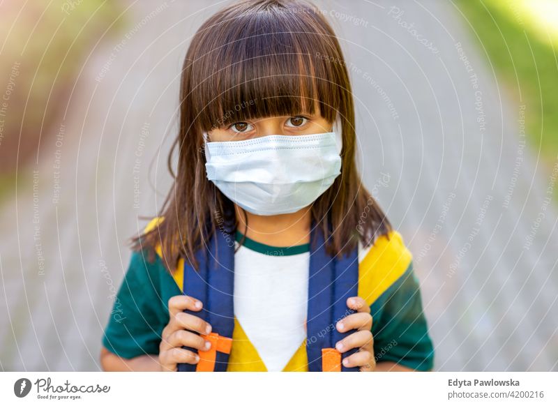 Kleines Mädchen mit Anti-Virus-Maske geht zur Schule Menschen Kind kleines Mädchen Kinder Kindheit im Freien lässig niedlich schön Porträt Lifestyle elementar
