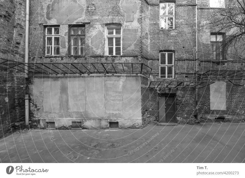 ein alter Hinterhof in der Altstadt von Warschau s/w Schwarzweißfoto Polen Stadt Architektur Außenaufnahme Menschenleer Stadtzentrum Tag Fenster Bauwerk Fassade