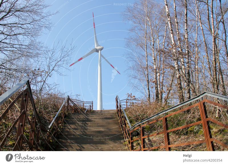 Aufstieg - Treppe auf dem Wanderweg zum Aussichtspunkt mit Windrad am Piesberg Höhe Windkraftanlage Energie Energiegewinnung erneuerbare Energie Umweltschutz