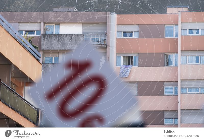 Billiger Wohnraum 10 Euro Schild vor einem Wohnblock mit Balkonen billig preis hinweis geringe Tiefenschärfe Preisschild Schilder & Markierungen Menschenleer