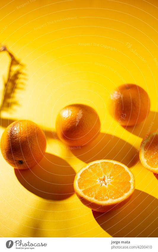 Orangen im Frühling mit gelbem Hintergrund Lebensmittel Frucht Frische saftig Vitamin Zellstoff frisch Farben Nährstoffversorgung Zitronensäure fruchtig