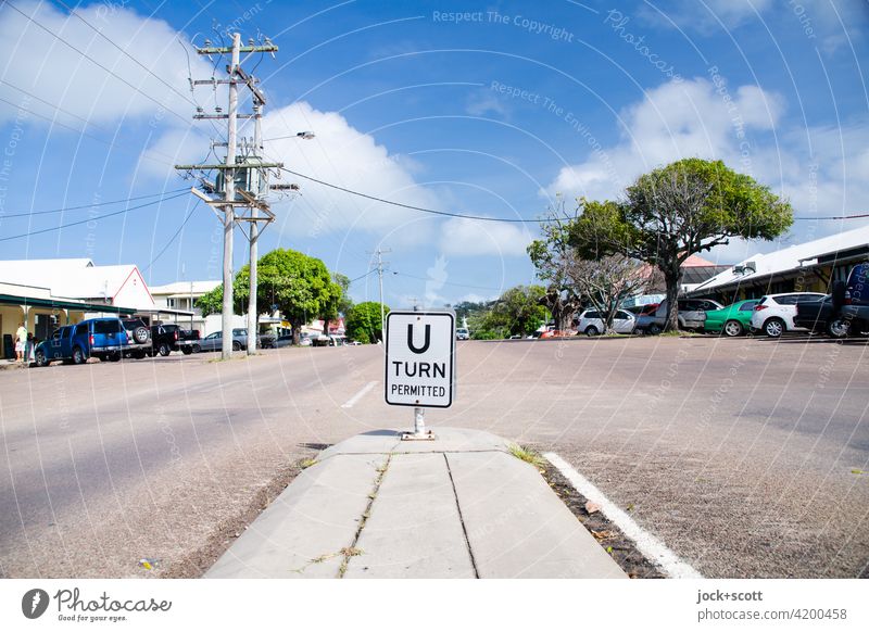Douglas Str. und die Wende erlaubt Kehre Verkehrsinsel Straße Verkehrswege Fahrbahnmarkierung Sonnenlicht ruhig Thursday Island Australien Wort Englisch
