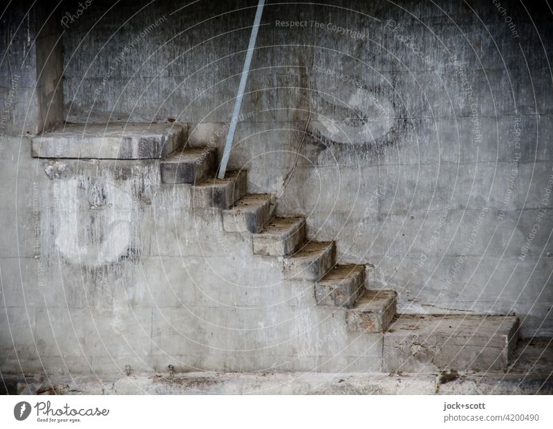 US, Treppe ins irgendwohin Architektur grau Großbuchstabe Straßenkunst Fundament Bauwerk Eisenstange verwittert Steintreppe Freitreppe Anlegestelle Kaimauer