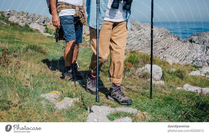Unerkennbares Paar übt Trekking im Freien Landschaft Senior reif unkenntlich Wanderer laufen Trekkingstöcke Natur Nordic Walking Sommer Wanderung Erholung