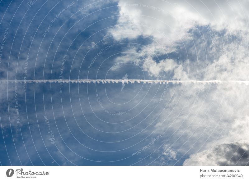 seltsame Chemitrails am Himmel chemitrail Nebel Flugzeug Hintergrund blau wolkig im Freien Verschwörungstheorie Rauch Auspuff Natur Gift giftig sonnig