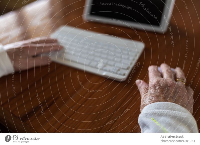 Ausschnitt eines Patienten, der während eines Videochats auf dem Tablet auf der Tastatur tippt geduldig Keyboard Tablette Arzt online Videoanruf arzt Gruß
