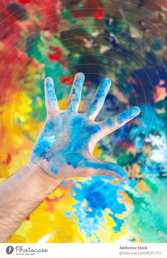Maler mit schmutzigen Händen Anstreicher Hand Farbe unordentlich dreckig Kunst ausdehnen zeigen hell farbenfroh Künstler Handfläche lebhaft Fleck manifestieren