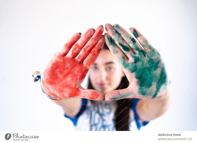Maler mit schmutzigen Händen auf weißem Hintergrund Anstreicher Hand Farbe unordentlich dreckig Perspektive Kunst Dreieck ausdehnen Frau zeigen hell farbenfroh