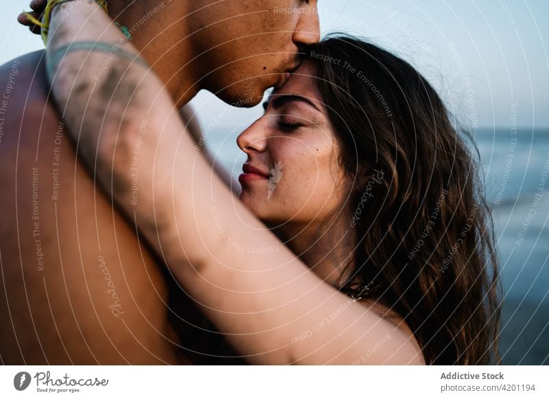 Unbekannter schwarzer Tourist küsst glückliche Geliebte gegen das Meer Freund Kuss Freundin Partnerschaft Liebe herzlich romantisch Flitterwochen reisen MEER