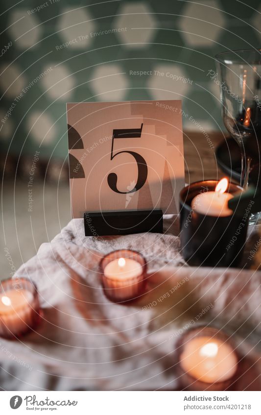 Dekoration mit Nummer und brennenden Kerzen auf dem Tisch Dekoration & Verzierung Brandwunde Flamme kreativ Design festlich Gewebe Veranstaltung Anlass heiß