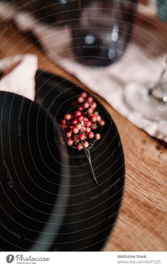 Ein Strauß dekorativer Beeren auf einem Tisch in der Cafeteria Dekor Einstellung kreativ Design festlich Anlass Kantine Teller Schalen & Schüsseln Bündel klein