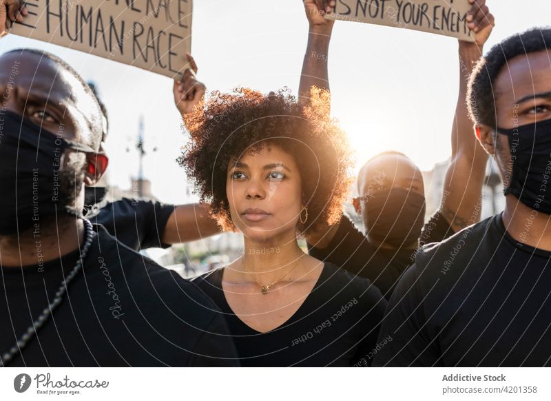 Schwarze Demonstranten mit Plakaten streiken in der Stadt sjw Schwarze Leben Materie protestieren Menschenrechte Aktivismus Rassismus Demokratie Bewegung